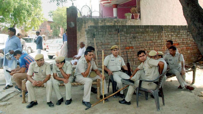 dalit, dalit killing, faridabad, faridabad latest news, dalit killing Photos, news in hindi, hindi news, sunperh, dalit home on fire, dalit family fire, ballabhgarh, haryana, haryana news, dalit family, india news, दलित, दलित हत्या, फरीदाबाद, राजनाथ सिंह