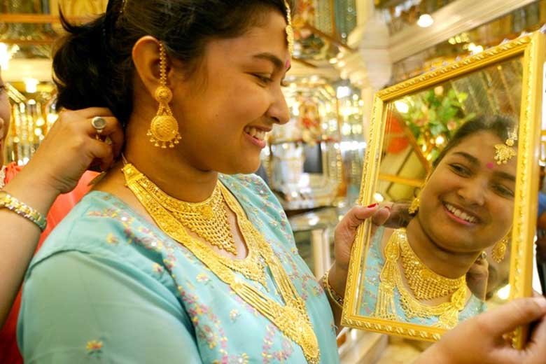 दिवाली के पहले सस्ता हुआ सोना, बढ़ी चांदी की कीमत