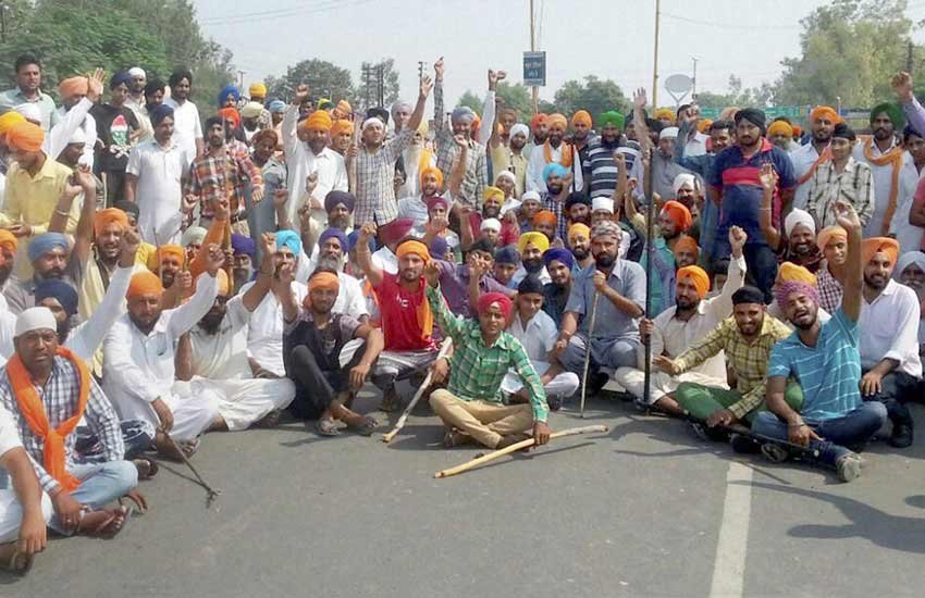 सिखों के धार्मिक ग्रंथ 'गुरु ग्रंथ साहिब' के अपमान के विरोध में पंजाब के मोगा में विरोध प्रदर्शन करते सिख समुदाय के लोग। (पीटीआई फाइल फोटो) 