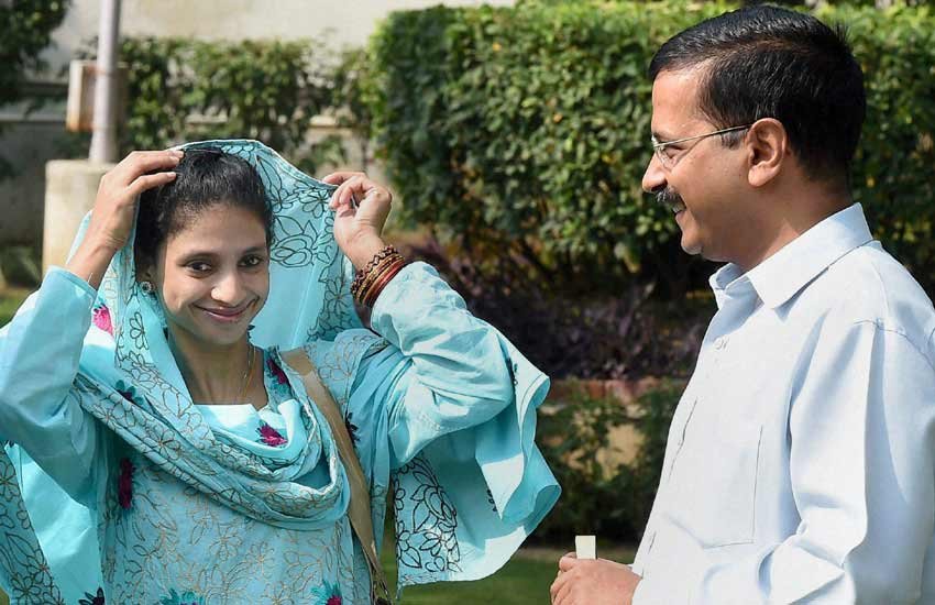 Arvind Kejriwal, Geeta, Kejriwal Geeta, Kejriwal Meet Geeta, गीता, अरविंद केजरीवाल, दिल्ली
