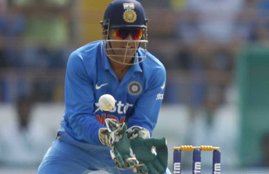 MS Dhoni, MS Dhoni Reaction, South Africa, Team India, Rajkot ODI, Cricket, महेंद्र सिंह धोनी, राजकोट वनडे, दक्षिण अफ्रीका, भारत, क्रिकेट