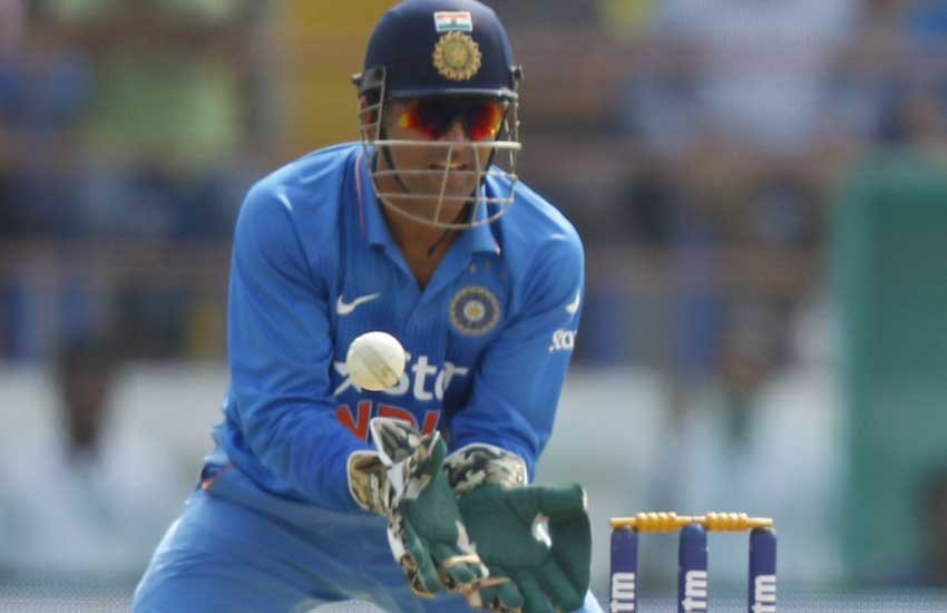 MS Dhoni, MS Dhoni Reaction, South Africa, Team India, Rajkot ODI, Cricket, महेंद्र सिंह धोनी, राजकोट वनडे, दक्षिण अफ्रीका, भारत, क्रिकेट