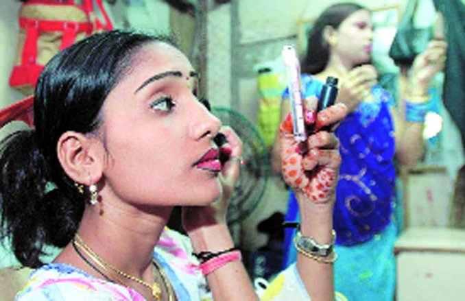 डांस बार पर बंदिश हटी, पेट के लिए हो रहा चेहरा तैयार