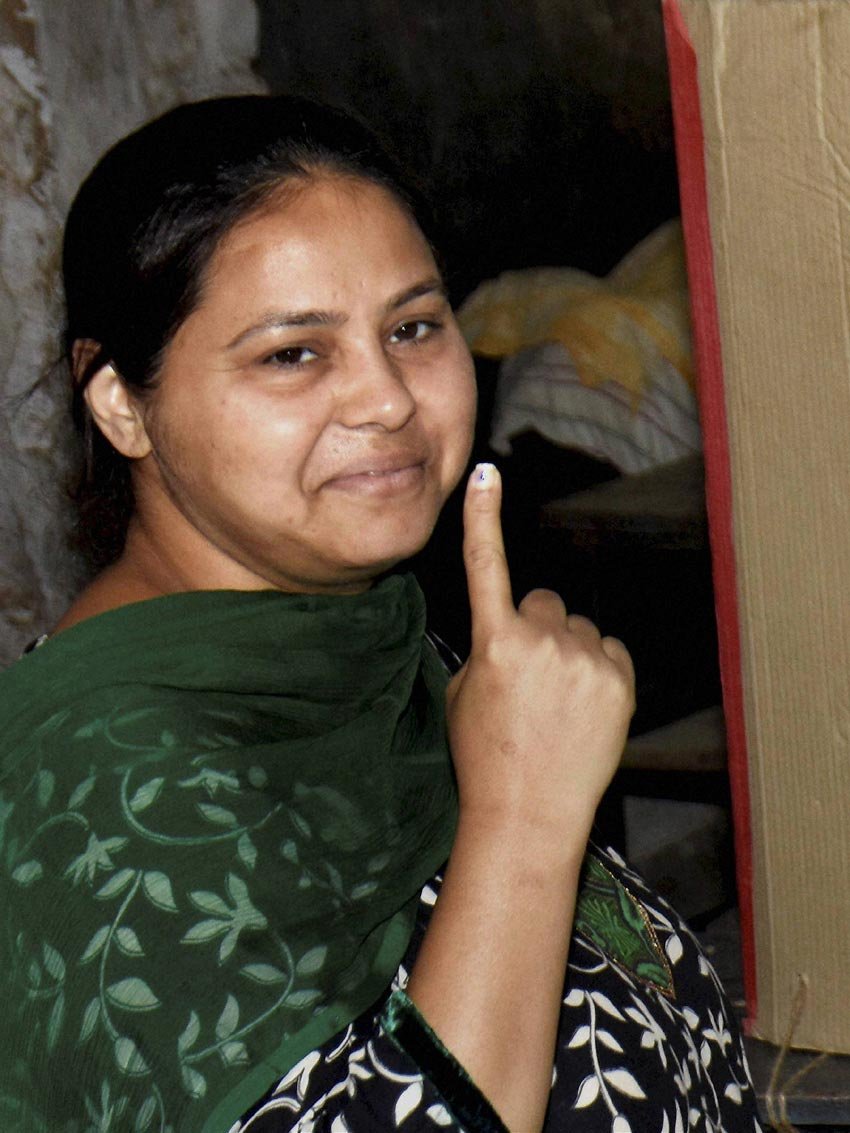 राजद नेता और लालू प्रसाद की बेटी मीसा भारती मतदान के बाद अंगुली में लगी स्याही दिखाते हुए।(पीटीआई फोटो)