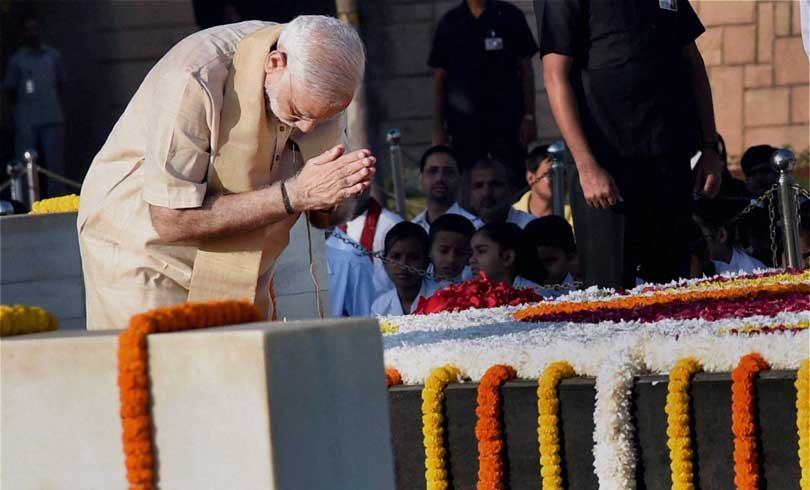 प्रधानमंत्री नरेंद्र मोदी ने आज महात्मा गांधी की 146 वीं जयंती पर उनकी समाधि पर पुष्पांजलि अर्पित की और कृतज्ञ राष्ट्र ने इस अवसर पर राष्ट्रपिता को याद किया। (फोटो-पीटीआई)