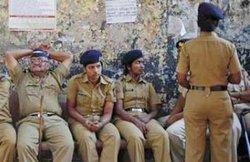 दो मुस्लिम लड़कों का मुंबई पुलिस पर आरोप- थाने में मुझे नंगा किया, पीटा, कहा- पाकिस्‍तान जाओ