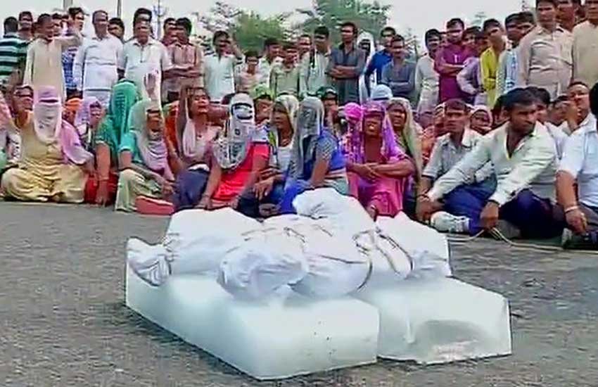 Faridabad, dalit, dalit killing, faridabad latest news, Rahul Gandhi, photo-op, photo-op allegations, Rahul Gandhi Video, Rahul Gandhi latest news,news in hindi, hindi news, sunperh, dalit home on fire, dalit family fire, ballabhgarh, haryana, haryana news, dalit family, india news, Dalit family, dalit family set on fire, Sunped village, Ballabhgarh, फरीदाबाद, दलित परिवार, राहुल गांधी फोटो-ऑप, फोटो-ऑप, दलित, दलित हत्या, राहुल गांधी, फरीदाबाद, राजनाथ सिंह, दलित परिवार को जलाया, सुनपेड़ गांव, पुलिसकर्मी सस्‍पेंड