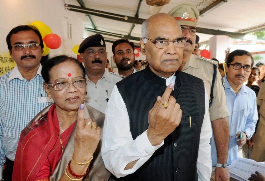 भावी राष्ट्रपति राम नाथ कोविंद और उनकी पत्नी सविता कोविंद। (पीटीआई फोटो)