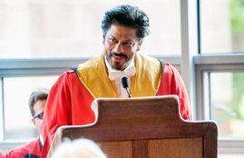 shah rukh khan, shah rukh khan receives doctorate, university of edinburgh, shah rukh khan pictures, shah rukh khan Latest news, srk photos, shah rukh khan at university of edinburgh, bollywood, entertainment, latest bollywood news, Hindi News, शाहरुख खान, शाहरुख खान डॉक्टर, शाहरुख खान डॉक्टरेट, शाहरुख 'डॉक्टरेट' की उपाधि, बॉलीवुड, बॉलीवुड न्यूज़, मनोरंजन, हिंदी न्यूज़