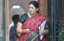 दलित छात्र की मौत पर वोटबैंक की राजनीति कर रही है तृणमूल कांग्रेस: स्मृति ईरानी