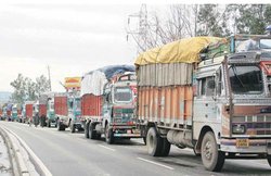 ट्रक संचालकों की हड़ताल का 5वां दिन, गतिरोध जारी