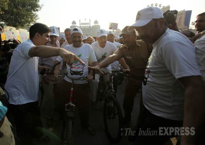 arvind kejriwal, kejriwal, car free day, delhi car free day, arvind kejriwal latest news, arvind kejriwal news in hindi, arvind kejriwal photos, car free day photos, car free day delhi, carfree, car free, car free delhi, carfree delhi, manish sisodia, sisodia, aap, aam aadmi party, delhi news, अरविंद केजरीवाल, कार फ्री डे, केजरीवाल फोटो, आप, आम आदमी पार्टी, दिल्ली