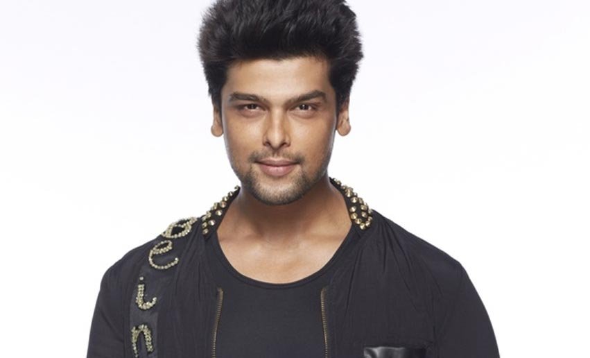 Ameesha Patel, Kushal Tandon, National Anthem, periods, twitter war, amisha patel twitter, Kushal Tandon twitter, amisha patel latest news, ameesha news in hindi, bollywood, bollywood news in hindi, tv, entertainment news, latest bollywood news, राष्‍ट्रगान, कुशाल टंडन, अमीषा पटेल, ट्विटर वार, ट्वीट, बॉलीवुड, बॉलीवुड न्यूज़, मनोरंजन