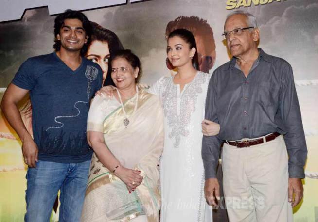 aishwarya rai bachchan, jazbaa screening photos, jazbaa movie, jazbaa special screening photos, jaya bachchan, brinda rai, krishnaraj rai, aishwarya rai jazbaa screening, aishwarya rai photos, aishwarya rai bachchan photos, sanjay gupta, chandan roy sanyal, shabana azmi, ऐश्वर्या राय बच्चन, जज्बा, ऐश्वर्या राय जज्बा, जज्बा स्क्रीनिंग, जया बच्चन, बॉलीवुड बॉलीवुड न्यूज़, मनोरंजन