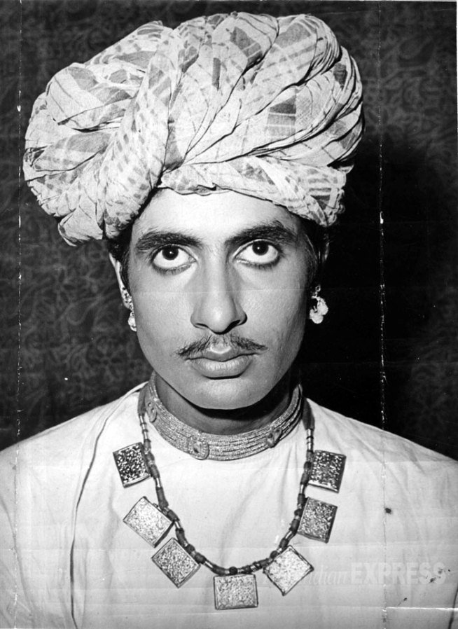 वर्ष 1969 मे अमिताभ बच्चन को पहली बार ख्वाजा अहमद अब्बास की फिल्म सात हिंदुस्तानी मे काम करने का मौका मिला लेकिन इस फिल्म के असफल होने के कारण वह दर्शकों के बीच कुछ खास पहचान नहीं बना पाये।