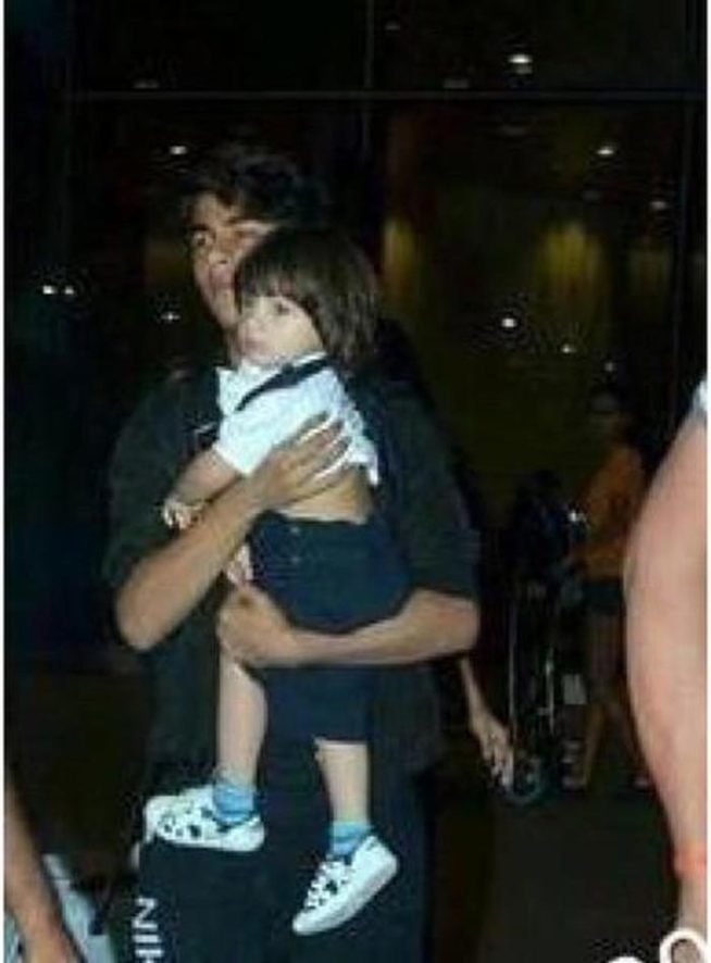 shahrukh khan, Aryan khan, suhana khan, airport, Bollywood, Abram khan, शाहरूख खान, बॉलीवुड अभिनेता, आर्यन, सुहाना