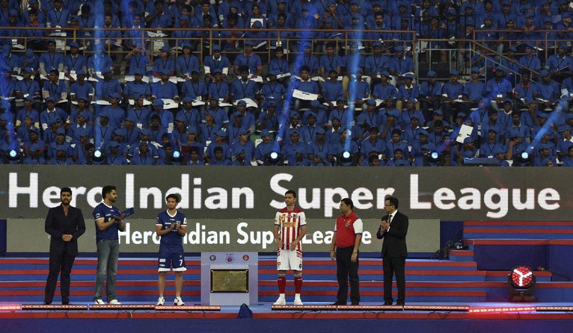 पहले दिन मुकाबले में हिस्सा ले रही टीमें एटलेटिको डि कोलकाता और चेन्नईयिन एफसी के मालिकों को प्रस्तोता अर्जुन कपूर ने स्टेडियम पर बुलाया और उनका परिचय कराया। (फोटो-पीटीआई)