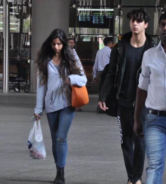 shahrukh khan, Aryan khan, suhana khan, airport, Bollywood, Abram khan, शाहरूख खान, बॉलीवुड अभिनेता, आर्यन, सुहाना