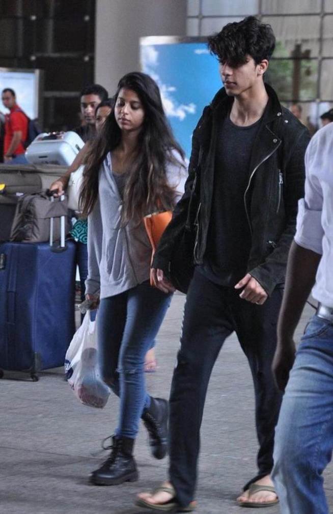 shahrukh khan, Aryan khan, suhana khan, airport, Bollywood, Abram khan, शाहरूख खान, बॉलीवुड अभिनेता, आर्यन, सुहाना