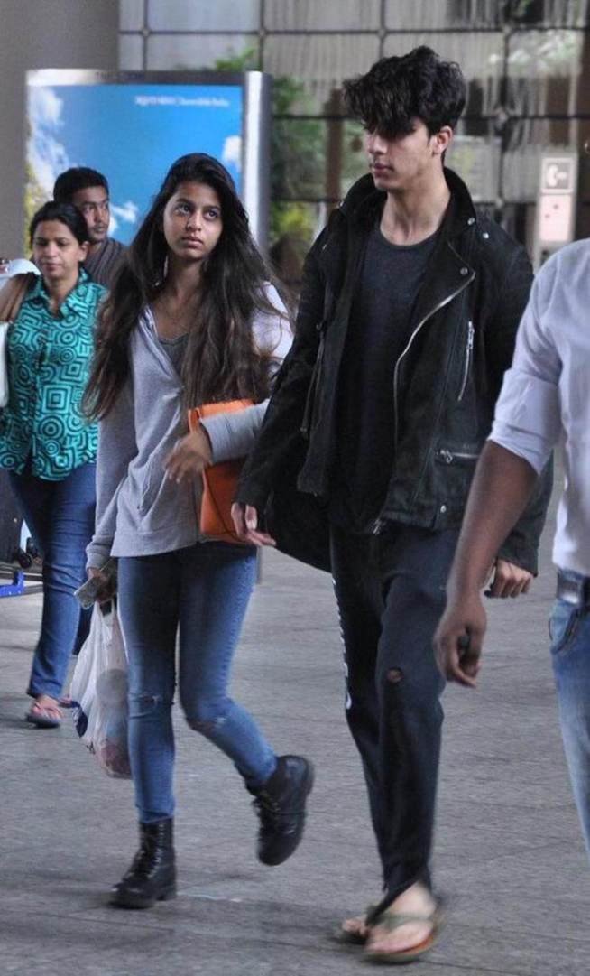 shahrukh khan, Aryan khan, suhana khan, airport, Bollywood, Abram khan, शाहरूख खान, बॉलीवुड अभिनेता, आर्यन, सुहाना