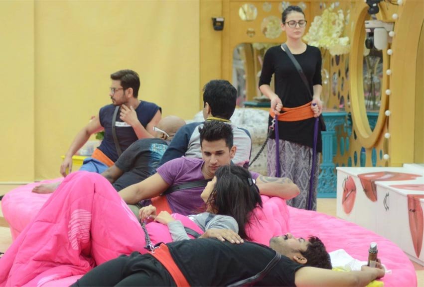 Bigg Boss 9, Bigg Boss Day 9, Bigg Boss 9 Recap, Lagaan task, Bigg Boss lagaan task, Salman Khan, Bigg Boss 9 double trouble, Bigg Boss latest news, Bigg Boss 9 latest news in hindi, Bigg Boss 9 photos, news in hindi, Hindi News, Jodi Breaker, bollywood, entertainment news, tv show, बिग बॉस 9, बिग बॉस, सलमान खान, बिग बॉस लगान टास्क, टीवी शो, बॉलीवुड, मनोरंजन