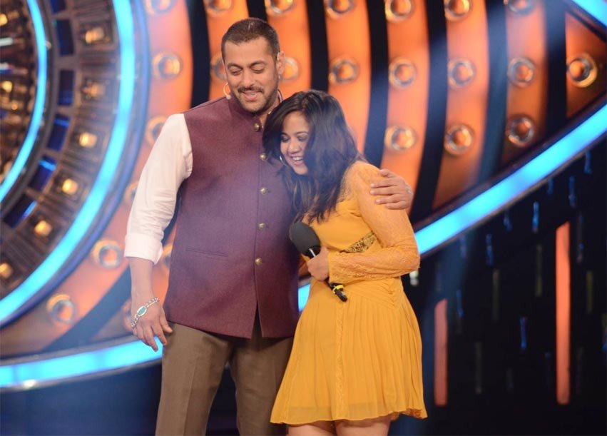 छोटेपर्दे के लोकप्रिय रियलिटी शो 'बिग बॉस 9' के घर से एक और सदस्य बाहर हो गया है। यह सदस्य है टीवी अभिनेत्री रूपल त्यागी। रूपल 'बिग बॉस' के नौवें सीजन से बाहर होने वाली दूसरी प्रतियोगी हैं, इससे पहले रूपल का एक्स बॉयफ्रेंड अंकित गेरा आउट हो गया था।
