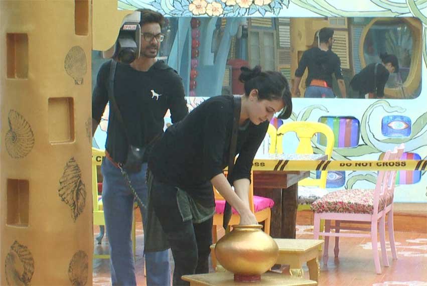 Bigg Boss 9, Bigg Boss 9 latest news, Mandana Karimi, bigg boss 9 news in hindi, bigg boss double trouble, Bigg Boss 9 photos, bigg boss 9 latest photos, Salman Khan, bigg boss 9 day 10, bigg boss 9 day 10 rescap, lagaan task, bigg boss 9 lagaan task, Rochelle, Television, bollywood, entertainment news, बिग बॉस 9, बिग बॉस 9 डबल ट्रबल, मंदाना, टीवी शो बिग बॉस 9, सलमान खान, बॉलीवुड, मनोरंजन
