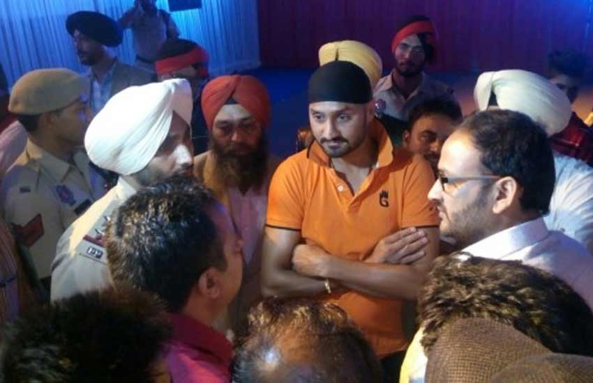 भज्जी के बाउंसर्स ने की पत्रकारों के साथ धक्कमुक्री और तोड़े कैमरे, केस दर्ज भज्जी के बाउंसर्स ने की पत्रकारों के साथ धक्कमुक्री और तोड़े कैमरे, केस दर्ज