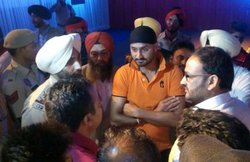 भज्जी के बाउंसर्स ने की पत्रकारों के साथ धक्कमुक्री और तोड़े कैमरे, केस दर्ज