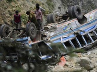 खाई में गिरी बस, 11 लोगों की मौत 21 घायल