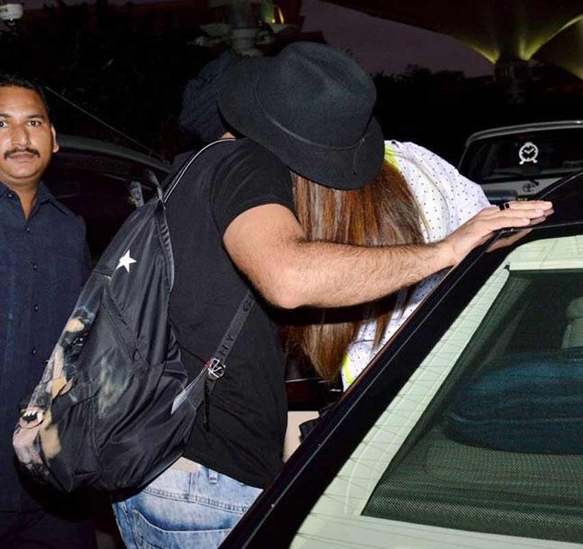 Deepika Padukone, Ranveer Singh, Deepika Ranveer Kiss, Bajirao Mastani, Mumbai airport, Bollywood, Entertainment News, रणवीर सिंह, दीपिका पादुकोण, बाजीराव मस्तानी, मुंबई एयरपोर्ट, बॉलीवुड, बॉलीवुड न्यूज़, मनोरंन