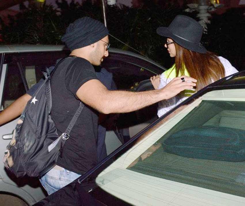 Deepika Padukone, Ranveer Singh, Deepika Ranveer Kiss, Bajirao Mastani, Mumbai airport, Bollywood, Entertainment News, रणवीर सिंह, दीपिका पादुकोण, बाजीराव मस्तानी, मुंबई एयरपोर्ट, बॉलीवुड, बॉलीवुड न्यूज़, मनोरंन