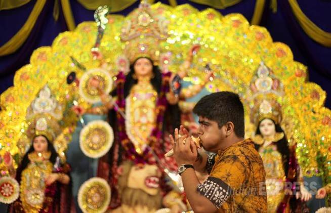 happy, dussehra, happy, dussehra 2015, durga puja delhi cr park, durga puja 2015 images, durga puja 2015, durga Puja, bangali singer perform during durga puja, kali bari temple, chitranjan park, navratry, safdarjung enclave
