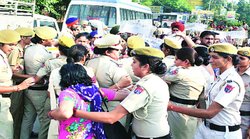 धर्म ग्रंथ के पन्ने फाड़ने से भड़की हिंसा, तनावपूर्ण बना माहौल