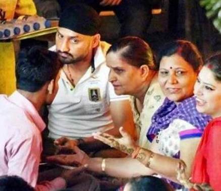 हरभजन सिंह, गीता बसरा, हरभजन गीता की शादी, गीता बसरा फोटो, मेहंदी सेरमेनी, संगीत सेरेमनी, क्रिकेट, बॉलीवुड, मनोरंजन, geeta basra, geeta basra images, geeta basra harbhajan singh marriage, geeta basra harbhajan singh pictures, geeta basra harbhajan , geeta basra harbhajan mehendi, geeta basra harbhajan mehendi ceremony, Harbhajan Singh- Geeta Basra wedding, geeta basra harbhajan singh mehendi ceremony, Bollywood, Entertainment news