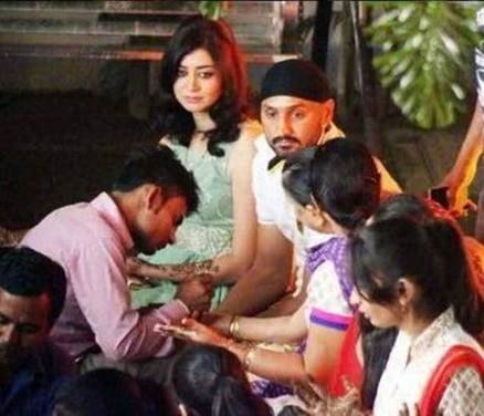 हरभजन सिंह, गीता बसरा, हरभजन गीता की शादी, गीता बसरा फोटो, मेहंदी सेरमेनी, संगीत सेरेमनी, क्रिकेट, बॉलीवुड, मनोरंजन, geeta basra, geeta basra images, geeta basra harbhajan singh marriage, geeta basra harbhajan singh pictures, geeta basra harbhajan , geeta basra harbhajan mehendi, geeta basra harbhajan mehendi ceremony, Harbhajan Singh- Geeta Basra wedding, geeta basra harbhajan singh mehendi ceremony, Bollywood, Entertainment news