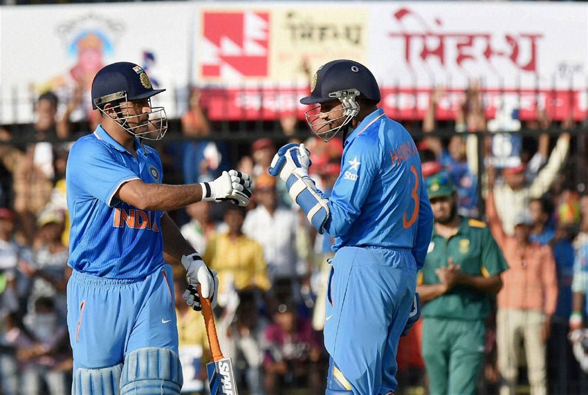 एक समय भारत ने 40वें ओवर में सात विकेट 165 रन पर गंवा दिये थे लेकिन हरभजन सिंह (22) ने धोनी के साथ 56 रन की साझेदारी करके टीम को 200 रन के पार पहुंचाया। (पीटीआई)
