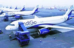 Indigo: शॉर्ट ड्रेस के चलते चढ़ने से रोका, ट्राउजर पहन आई तो दूसरे विमान में भेजा