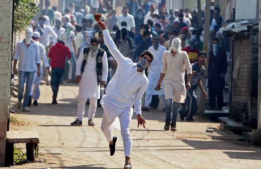 कश्मीर में गोमांस की बिक्री पर हाईकोर्ट के आदेश के बाद स्थानीय निवासी इसका कड़ा विरोध करते हुए। (पीटीआई फाइल फोटो)