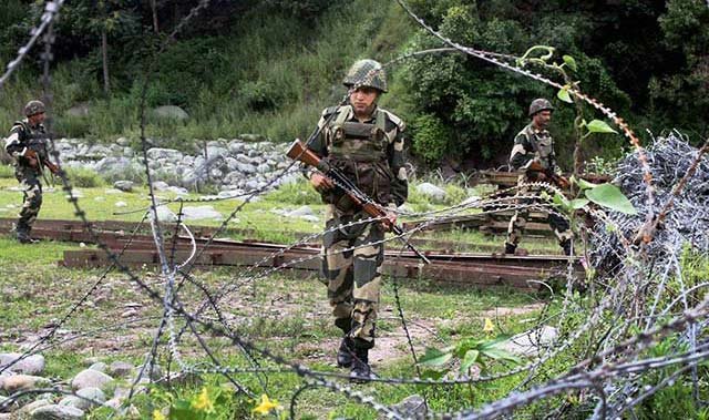 घुसपैठ करने वाला आतंकी हुआ ढेर, 2 हंदवाड़ा के जंगल में छिपे हैं