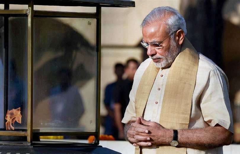 मोदी सुबह सात बजकर 40 मिनट पर राजघाट पहुंचे और समाधि पर गुलाब की पंखुड़ियां अर्पित कर गांधी जी को नमन किया। आज महात्मा गांधी की समाधि पर बड़ी संख्या में गांधीवादियों और उनके प्रशंसकों ने बापू को श्रद्धांजलि अर्पित की। (फोटो-पीटीआई)