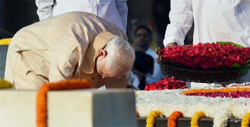 खादी का कुर्ता और सफेद पायजामा पहने मोदी ने पारंपरिक अंगवस्त्रम धारण किया हुआ था। उन्होंने महात्मा की समाधि पर माथा टेका और समाधि की परिक्रमा की। (फोटो-पीटीआई)