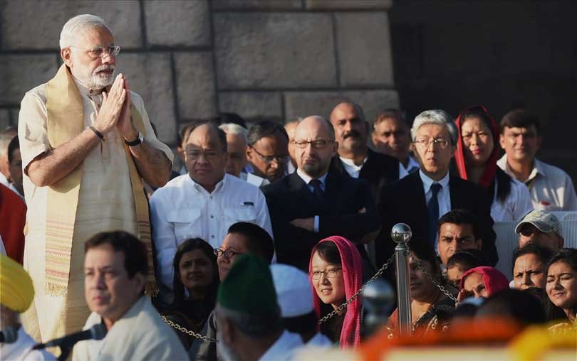 मोदी ने ट्विटर पर लिखा ‘‘पूज्य बापू को शत शत नमन।’’ इसके साथ ही ‘स्वच्छ भारत’ के गांधीवादी मिशन पर जोर देने के लिए हाथ में झाड़ू लिए बापू की तस्वीर भी साझा की। (फोटो-पीटीआई)