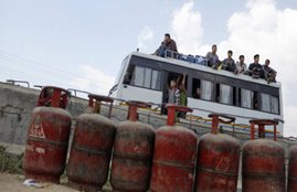 नेपाल, चीन, ईंधन आपूर्ति, पेट्रो चाइना, नेपाल ऑयल कॉर्पोरेशन, नरेंद्र मोदी, ड्रैगन, तेल आपूर्ति, China, petroleum products, Nepal, blockade by India, Nepal Oil Corporation, petroleum supply, India-Nepal dispute, Prime Minister Narendra Modi, Madhesis