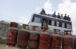 मोदी सरकार को झटका: भारत से तेल नहीं पहुंचा तो नेपाल ने चीन से किया समझौता, तिब्बत के रास्ते होगी सप्लाई