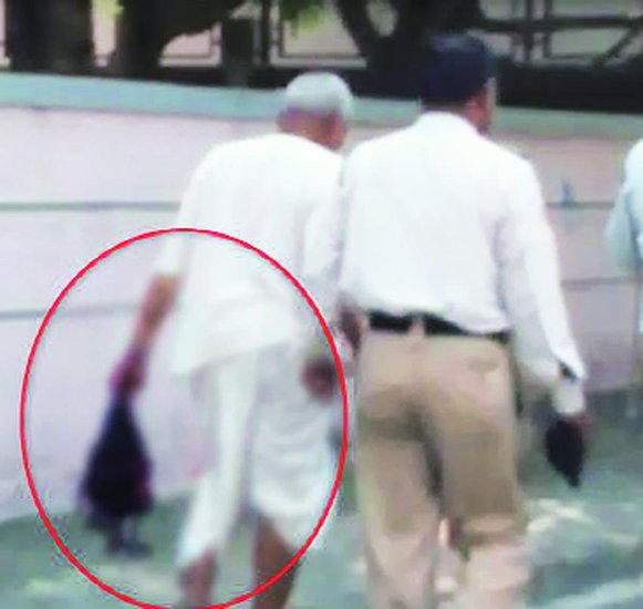 pune, man killed wife, pune man beheaded wife, ramchandra sheu chavan, pune man wife head, pune wife head, extra marital affair, crime news, pune news, india news, पुणे