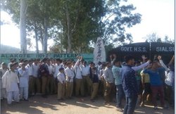 राजौरी के स्कूल में लगे पाकिस्तान समर्थित नारे, गुस्साए लोग उतरे सड़कों पर, 8 छात्रों को तलाश रही पुलिस