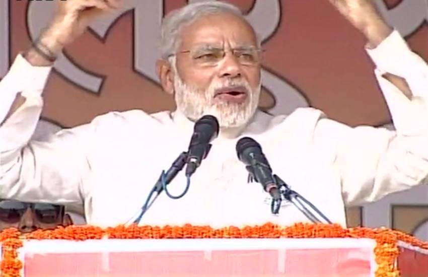 बिहार के सीतामढ़ी में रैली संबोधित करते नरेंद्र मोदी। 