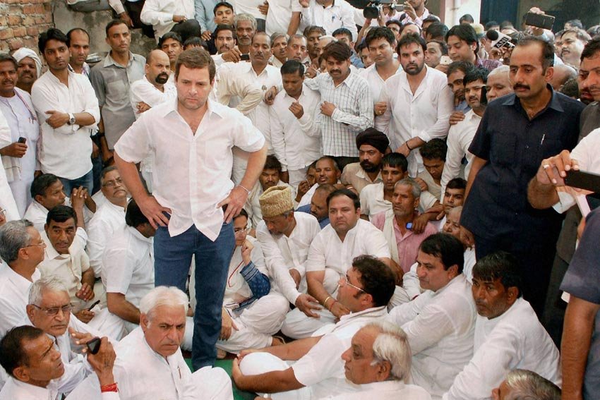 फरीदाबाद में पीड़ित दलित परिवार से मिलने यहां आए कांग्रेस उपाध्यक्ष राहुल गांधी ने प्रधानमंत्री नरेंद्र मोदी, हरियाणा के मुख्यमंत्री मनोहर लाल खट्टर, भाजपा और राष्ट्रीय स्वयंसेवक संघ पर गरीबों को ‘‘दबाने की राजनीति’’ करने का आरोप लगाया और कहा कि इसी के कारण ऐसी घटनाएं होती हैं। (पीटीआई फोटो)