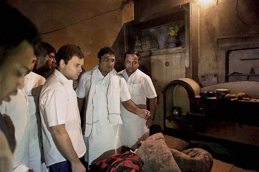 राहुल ने कहा, ‘‘हरियाणा में गरीबों के लिए कोई सरकार नहीं है और गरीब लोगों को यहां निशाना बनाया जा रहा है जो पूरी तरह से गलत है। मैंने पीड़ितों के परिवार को भरोसा दिलाया है कि सरकार पर दबाव बनाने के लिये वे जो कुछ भी मुझसे चाहते हैं, मैं उनके लिए वह करूंगा।’’(पीटीआई फोटो)